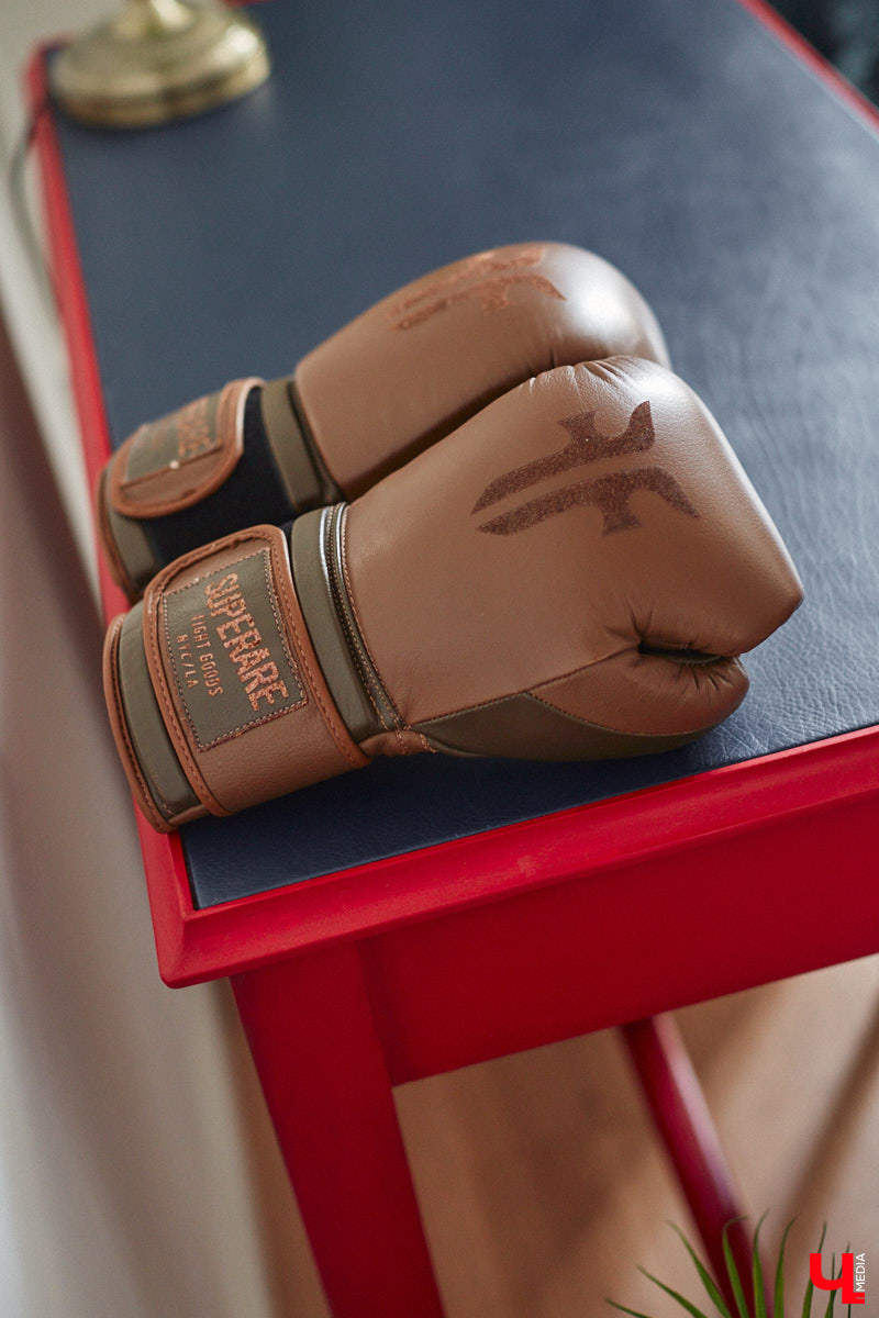 Полина Семина&nbsp;— мастер на&nbsp;все руки. Новый дом, в&nbsp;который они с&nbsp;мужем переехали год назад, она оформила сама. Целиком проработала и&nbsp;реализовала дизайн-концепцию, украсила комнаты своим авторским декором, хендмейд-изделиями и&nbsp;текстилем. Все это оказалось под силу хрупкой девушке, которая с&nbsp;удовольствием провела нам экскурсию по&nbsp;своему этножилищу.