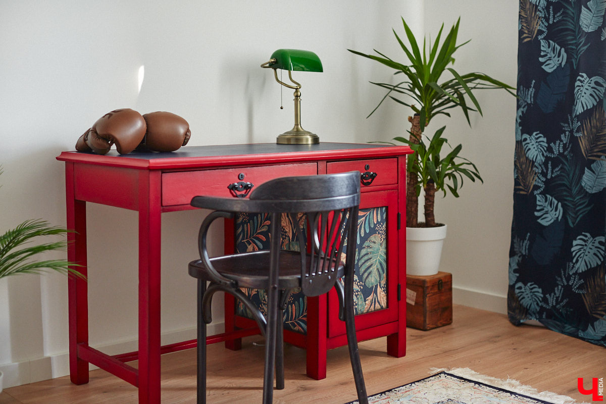 Полина Семина&nbsp;— мастер на&nbsp;все руки. Новый дом, в&nbsp;который они с&nbsp;мужем переехали год назад, она оформила сама. Целиком проработала и&nbsp;реализовала дизайн-концепцию, украсила комнаты своим авторским декором, хендмейд-изделиями и&nbsp;текстилем. Все это оказалось под силу хрупкой девушке, которая с&nbsp;удовольствием провела нам экскурсию по&nbsp;своему этножилищу.