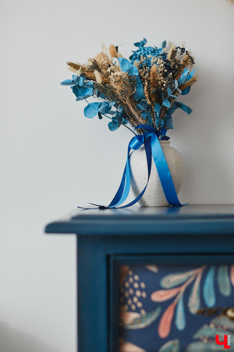 Полина Семина&nbsp;— мастер на&nbsp;все руки. Новый дом, в&nbsp;который они с&nbsp;мужем переехали год назад, она оформила сама. Целиком проработала и&nbsp;реализовала дизайн-концепцию, украсила комнаты своим авторским декором, хендмейд-изделиями и&nbsp;текстилем. Все это оказалось под силу хрупкой девушке, которая с&nbsp;удовольствием провела нам экскурсию по&nbsp;своему этножилищу.