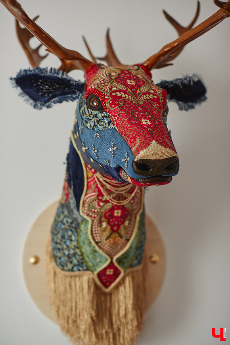 Полина Семина&nbsp;— мастер на&nbsp;все руки. Новый дом, в&nbsp;который они с&nbsp;мужем переехали год назад, она оформила сама. Целиком проработала и&nbsp;реализовала дизайн-концепцию, украсила комнаты своим авторским декором, хендмейд-изделиями и&nbsp;текстилем. Все это оказалось под силу хрупкой девушке, которая с&nbsp;удовольствием провела нам экскурсию по&nbsp;своему этножилищу.