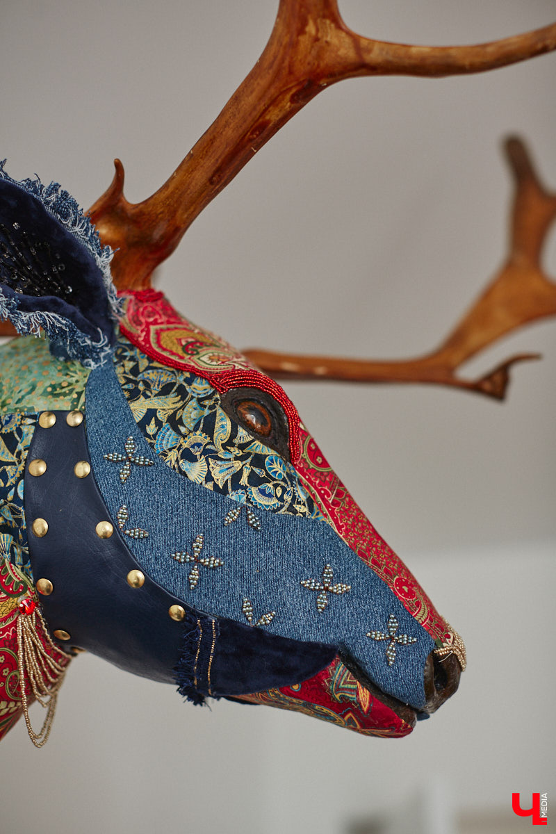 Полина Семина&nbsp;— мастер на&nbsp;все руки. Новый дом, в&nbsp;который они с&nbsp;мужем переехали год назад, она оформила сама. Целиком проработала и&nbsp;реализовала дизайн-концепцию, украсила комнаты своим авторским декором, хендмейд-изделиями и&nbsp;текстилем. Все это оказалось под силу хрупкой девушке, которая с&nbsp;удовольствием провела нам экскурсию по&nbsp;своему этножилищу.