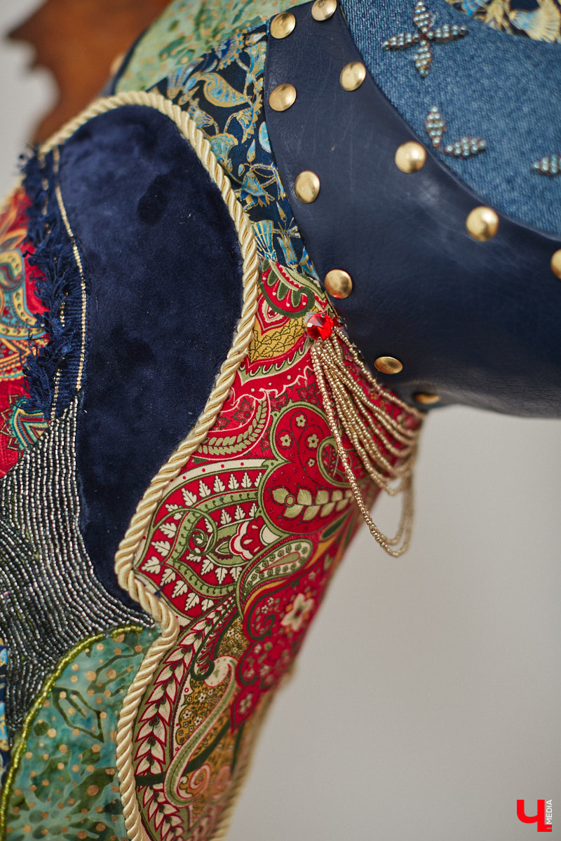 Полина Семина&nbsp;— мастер на&nbsp;все руки. Новый дом, в&nbsp;который они с&nbsp;мужем переехали год назад, она оформила сама. Целиком проработала и&nbsp;реализовала дизайн-концепцию, украсила комнаты своим авторским декором, хендмейд-изделиями и&nbsp;текстилем. Все это оказалось под силу хрупкой девушке, которая с&nbsp;удовольствием провела нам экскурсию по&nbsp;своему этножилищу.