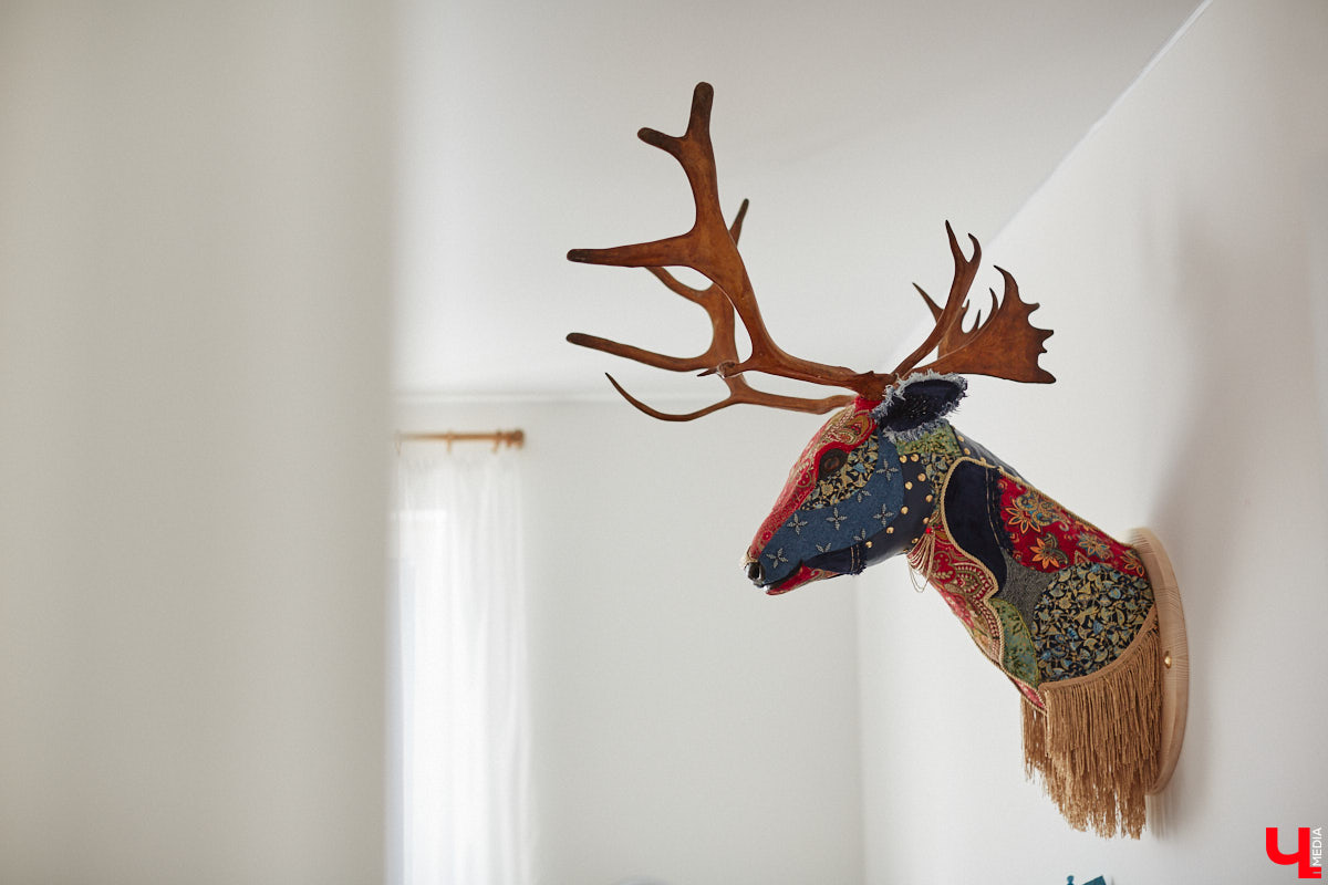 Полина Семина&nbsp;— мастер на&nbsp;все руки. Новый дом, в&nbsp;который они с&nbsp;мужем переехали год назад, она оформила сама. Целиком проработала и&nbsp;реализовала дизайн-концепцию, украсила комнаты своим авторским декором, хендмейд-изделиями и&nbsp;текстилем. Все это оказалось под силу хрупкой девушке, которая с&nbsp;удовольствием провела нам экскурсию по&nbsp;своему этножилищу.