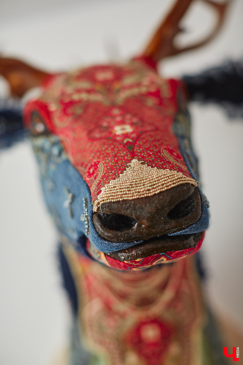 Полина Семина&nbsp;— мастер на&nbsp;все руки. Новый дом, в&nbsp;который они с&nbsp;мужем переехали год назад, она оформила сама. Целиком проработала и&nbsp;реализовала дизайн-концепцию, украсила комнаты своим авторским декором, хендмейд-изделиями и&nbsp;текстилем. Все это оказалось под силу хрупкой девушке, которая с&nbsp;удовольствием провела нам экскурсию по&nbsp;своему этножилищу.