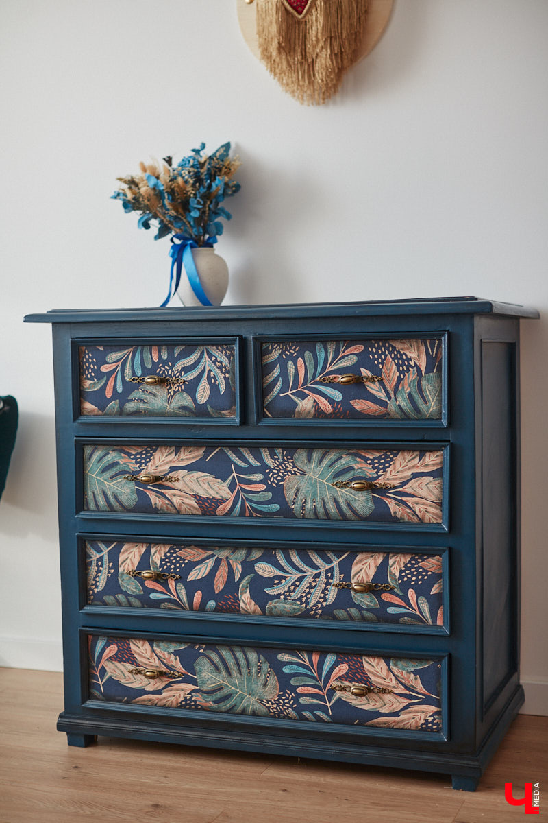 Полина Семина&nbsp;— мастер на&nbsp;все руки. Новый дом, в&nbsp;который они с&nbsp;мужем переехали год назад, она оформила сама. Целиком проработала и&nbsp;реализовала дизайн-концепцию, украсила комнаты своим авторским декором, хендмейд-изделиями и&nbsp;текстилем. Все это оказалось под силу хрупкой девушке, которая с&nbsp;удовольствием провела нам экскурсию по&nbsp;своему этножилищу.