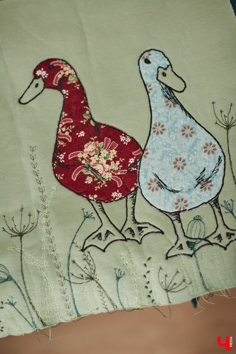 Полина Семина&nbsp;— мастер на&nbsp;все руки. Новый дом, в&nbsp;который они с&nbsp;мужем переехали год назад, она оформила сама. Целиком проработала и&nbsp;реализовала дизайн-концепцию, украсила комнаты своим авторским декором, хендмейд-изделиями и&nbsp;текстилем. Все это оказалось под силу хрупкой девушке, которая с&nbsp;удовольствием провела нам экскурсию по&nbsp;своему этножилищу.