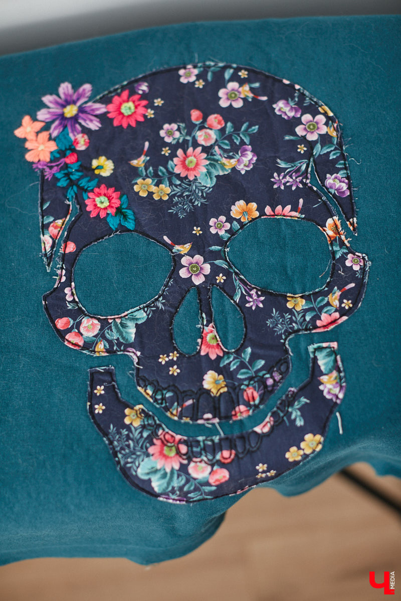 Полина Семина&nbsp;— мастер на&nbsp;все руки. Новый дом, в&nbsp;который они с&nbsp;мужем переехали год назад, она оформила сама. Целиком проработала и&nbsp;реализовала дизайн-концепцию, украсила комнаты своим авторским декором, хендмейд-изделиями и&nbsp;текстилем. Все это оказалось под силу хрупкой девушке, которая с&nbsp;удовольствием провела нам экскурсию по&nbsp;своему этножилищу.