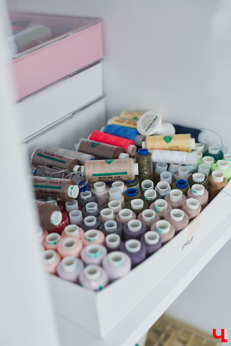 Полина Семина&nbsp;— мастер на&nbsp;все руки. Новый дом, в&nbsp;который они с&nbsp;мужем переехали год назад, она оформила сама. Целиком проработала и&nbsp;реализовала дизайн-концепцию, украсила комнаты своим авторским декором, хендмейд-изделиями и&nbsp;текстилем. Все это оказалось под силу хрупкой девушке, которая с&nbsp;удовольствием провела нам экскурсию по&nbsp;своему этножилищу.