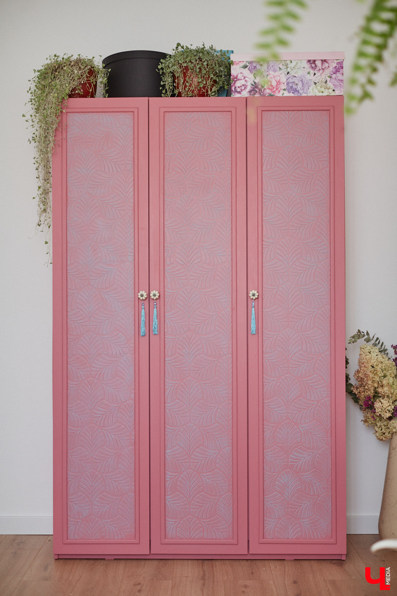 Полина Семина&nbsp;— мастер на&nbsp;все руки. Новый дом, в&nbsp;который они с&nbsp;мужем переехали год назад, она оформила сама. Целиком проработала и&nbsp;реализовала дизайн-концепцию, украсила комнаты своим авторским декором, хендмейд-изделиями и&nbsp;текстилем. Все это оказалось под силу хрупкой девушке, которая с&nbsp;удовольствием провела нам экскурсию по&nbsp;своему этножилищу.