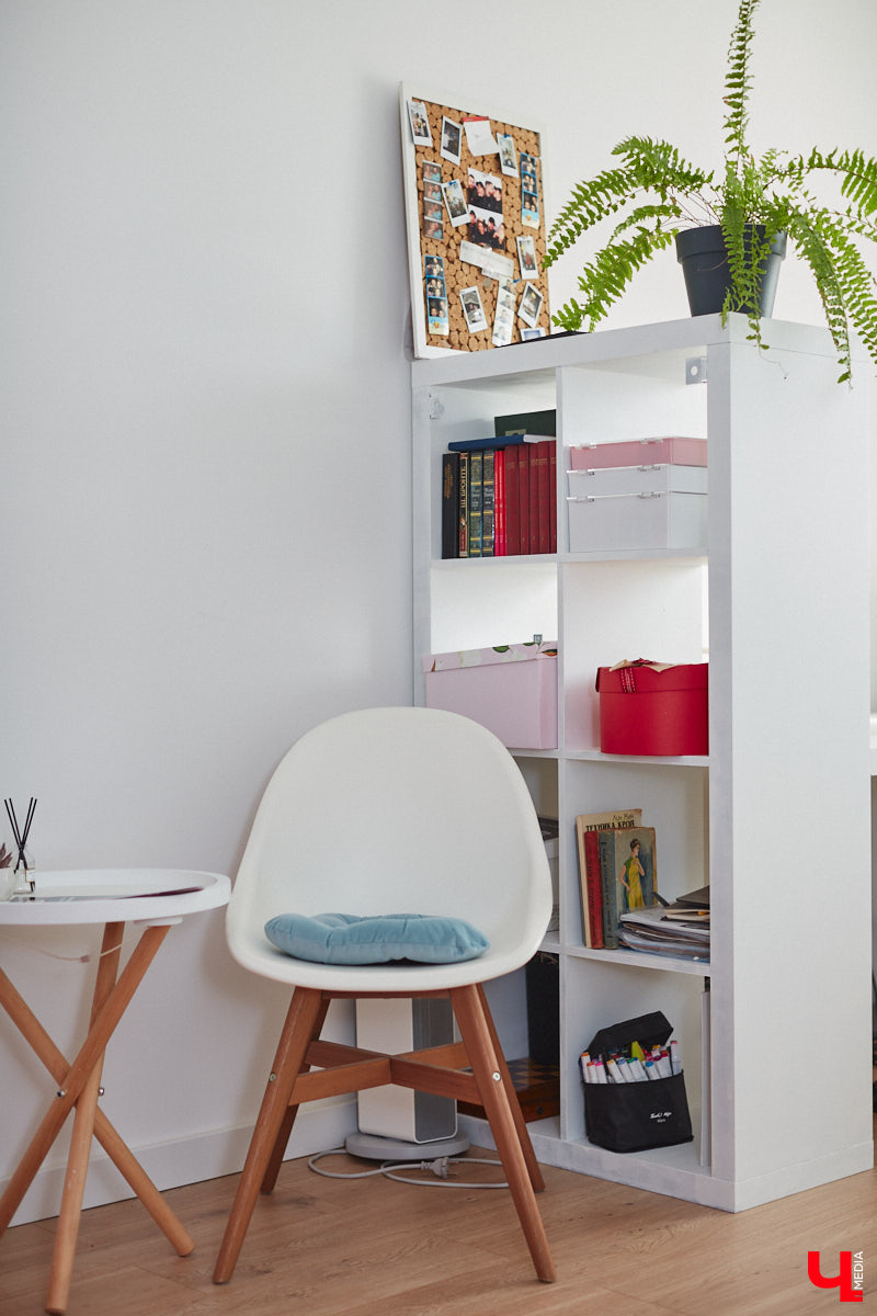 Полина Семина&nbsp;— мастер на&nbsp;все руки. Новый дом, в&nbsp;который они с&nbsp;мужем переехали год назад, она оформила сама. Целиком проработала и&nbsp;реализовала дизайн-концепцию, украсила комнаты своим авторским декором, хендмейд-изделиями и&nbsp;текстилем. Все это оказалось под силу хрупкой девушке, которая с&nbsp;удовольствием провела нам экскурсию по&nbsp;своему этножилищу.