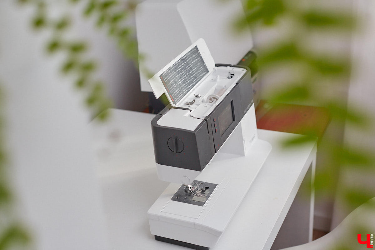 Полина Семина&nbsp;— мастер на&nbsp;все руки. Новый дом, в&nbsp;который они с&nbsp;мужем переехали год назад, она оформила сама. Целиком проработала и&nbsp;реализовала дизайн-концепцию, украсила комнаты своим авторским декором, хендмейд-изделиями и&nbsp;текстилем. Все это оказалось под силу хрупкой девушке, которая с&nbsp;удовольствием провела нам экскурсию по&nbsp;своему этножилищу.