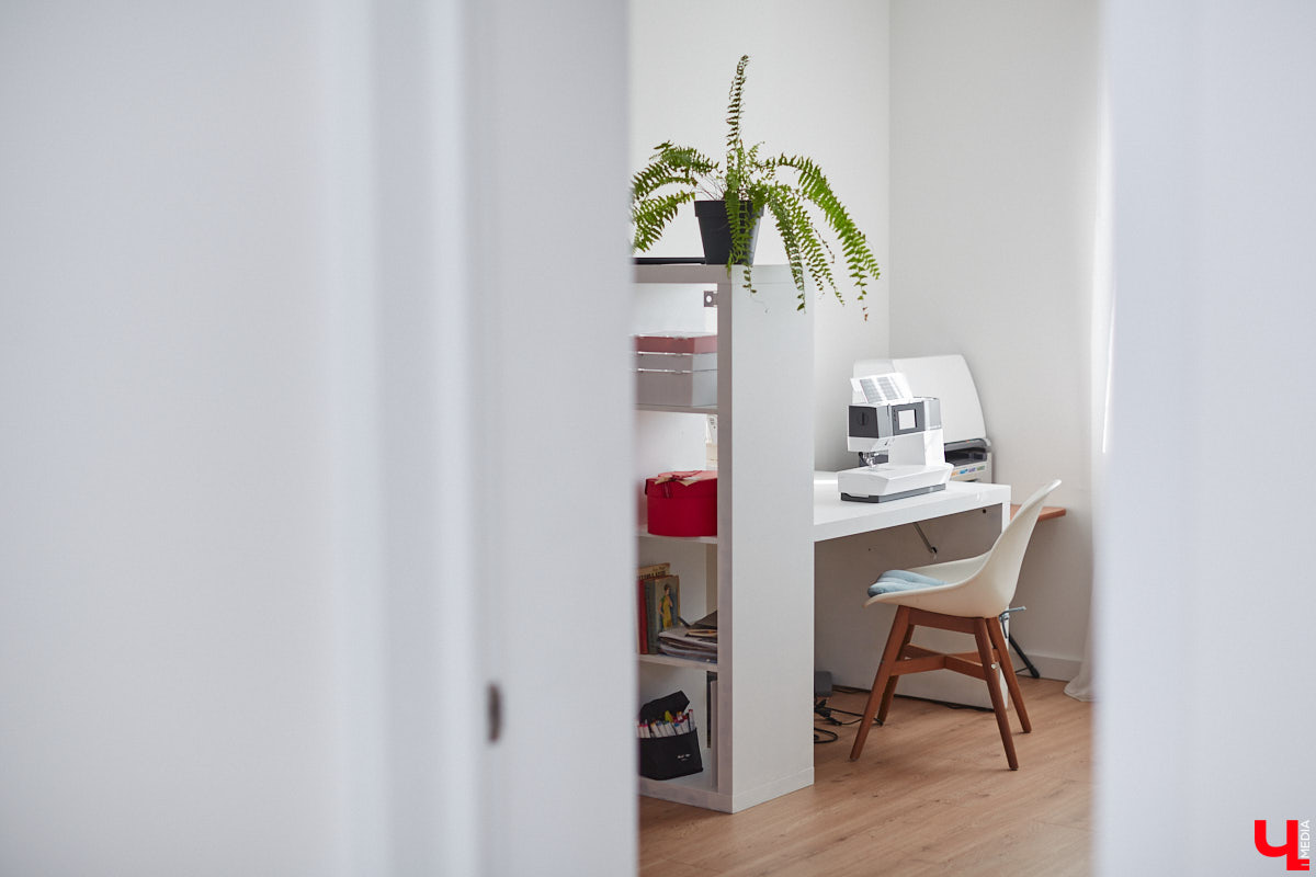 Полина Семина&nbsp;— мастер на&nbsp;все руки. Новый дом, в&nbsp;который они с&nbsp;мужем переехали год назад, она оформила сама. Целиком проработала и&nbsp;реализовала дизайн-концепцию, украсила комнаты своим авторским декором, хендмейд-изделиями и&nbsp;текстилем. Все это оказалось под силу хрупкой девушке, которая с&nbsp;удовольствием провела нам экскурсию по&nbsp;своему этножилищу.