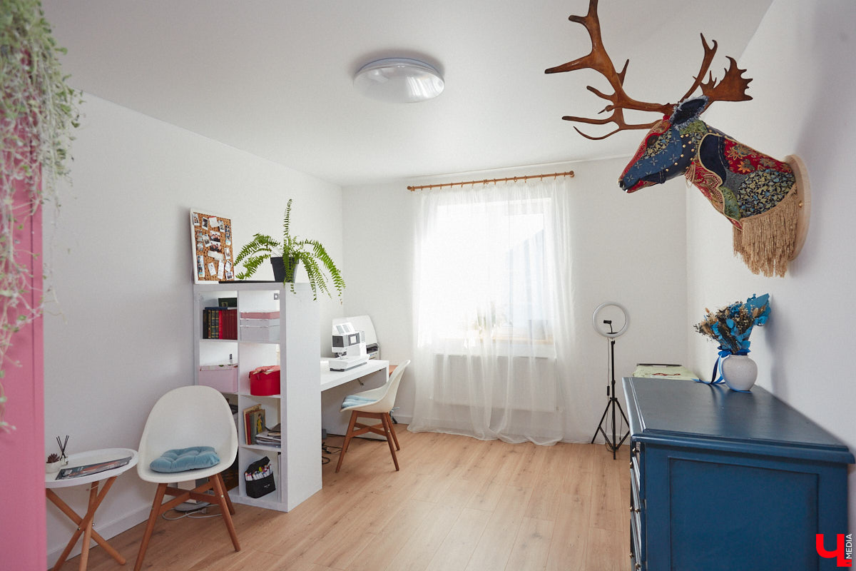 Полина Семина&nbsp;— мастер на&nbsp;все руки. Новый дом, в&nbsp;который они с&nbsp;мужем переехали год назад, она оформила сама. Целиком проработала и&nbsp;реализовала дизайн-концепцию, украсила комнаты своим авторским декором, хендмейд-изделиями и&nbsp;текстилем. Все это оказалось под силу хрупкой девушке, которая с&nbsp;удовольствием провела нам экскурсию по&nbsp;своему этножилищу.