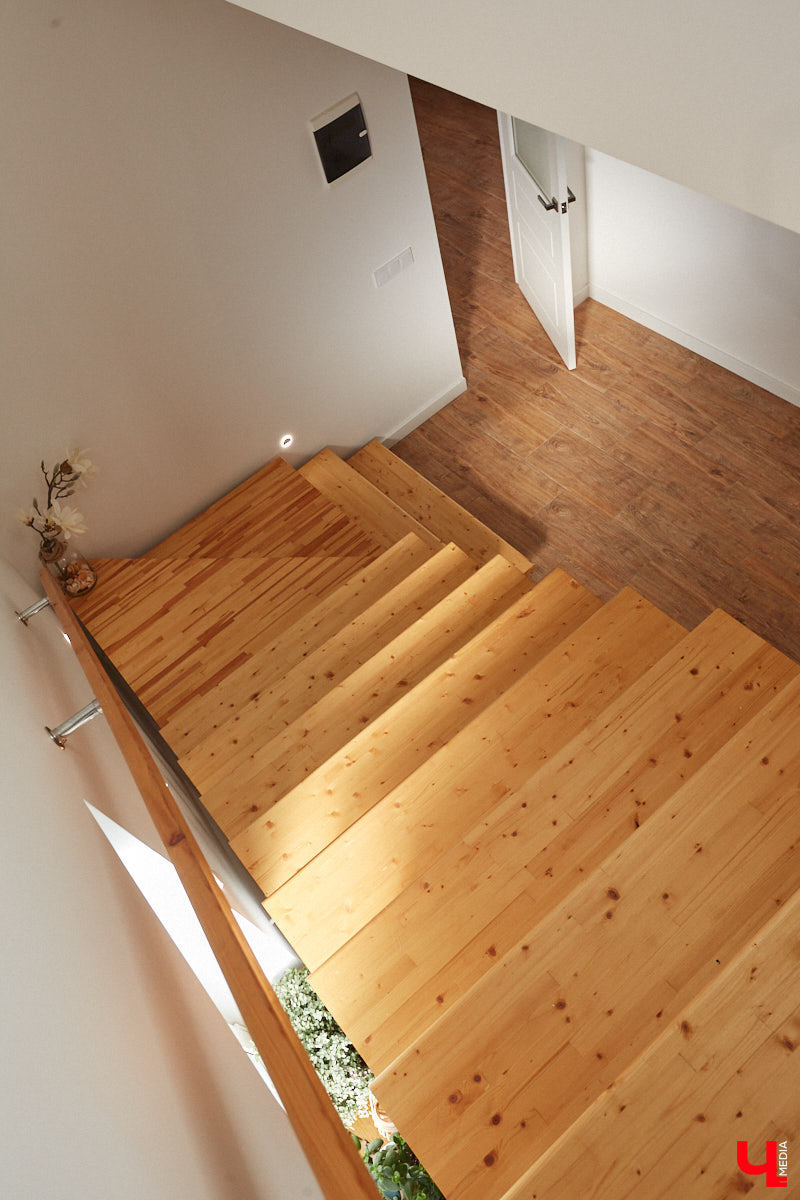 Полина Семина&nbsp;— мастер на&nbsp;все руки. Новый дом, в&nbsp;который они с&nbsp;мужем переехали год назад, она оформила сама. Целиком проработала и&nbsp;реализовала дизайн-концепцию, украсила комнаты своим авторским декором, хендмейд-изделиями и&nbsp;текстилем. Все это оказалось под силу хрупкой девушке, которая с&nbsp;удовольствием провела нам экскурсию по&nbsp;своему этножилищу.