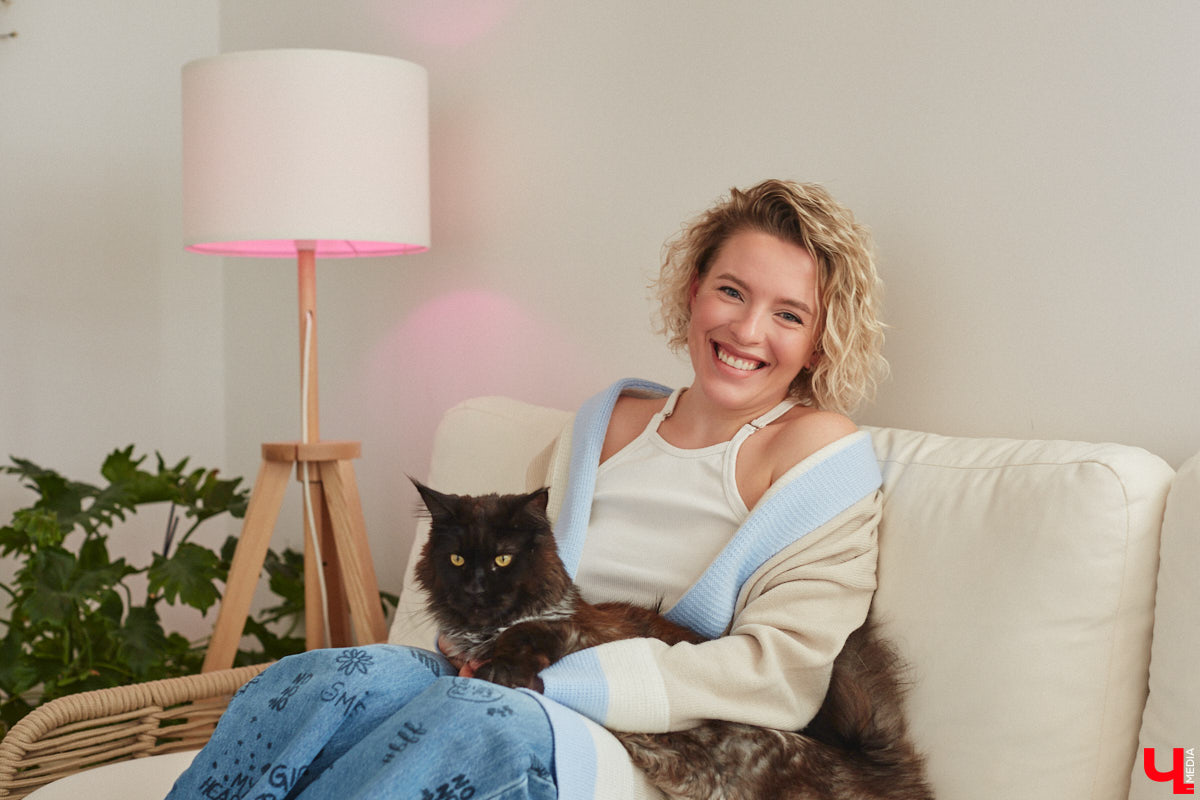 Полина Семина&nbsp;— мастер на&nbsp;все руки. Новый дом, в&nbsp;который они с&nbsp;мужем переехали год назад, она оформила сама. Целиком проработала и&nbsp;реализовала дизайн-концепцию, украсила комнаты своим авторским декором, хендмейд-изделиями и&nbsp;текстилем. Все это оказалось под силу хрупкой девушке, которая с&nbsp;удовольствием провела нам экскурсию по&nbsp;своему этножилищу.