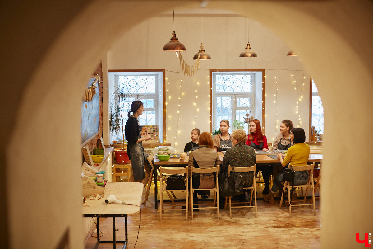 Вы давно погружались в какой-либо процесс с головой, забыв о обо всем на свете? Журналист «Ключ-Медиа» захотела окунуться в азы гончарного мастерства, чтобы оценить творческий процесс как средство для отдыха души и ума. Что из этого получилось — узнайте из нашего фоторепортажа.