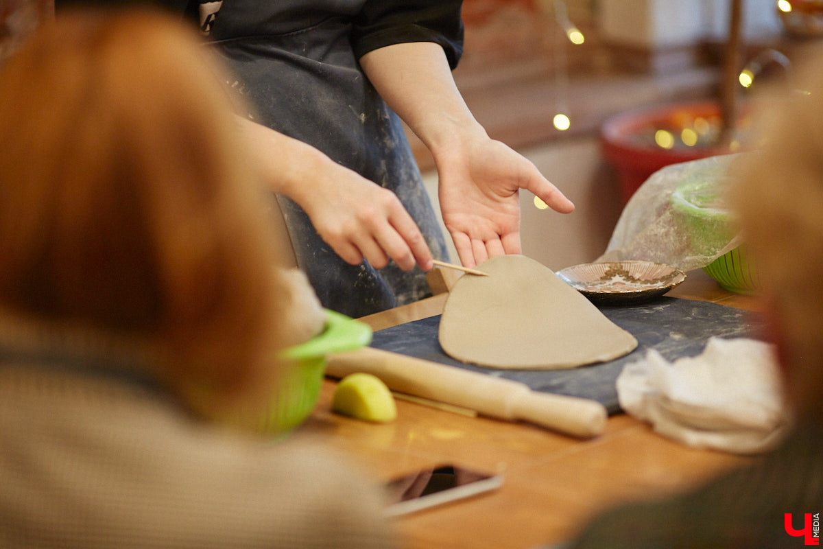 Вы давно погружались в какой-либо процесс с головой, забыв о обо всем на свете? Журналист «Ключ-Медиа» захотела окунуться в азы гончарного мастерства, чтобы оценить творческий процесс как средство для отдыха души и ума. Что из этого получилось — узнайте из нашего фоторепортажа.