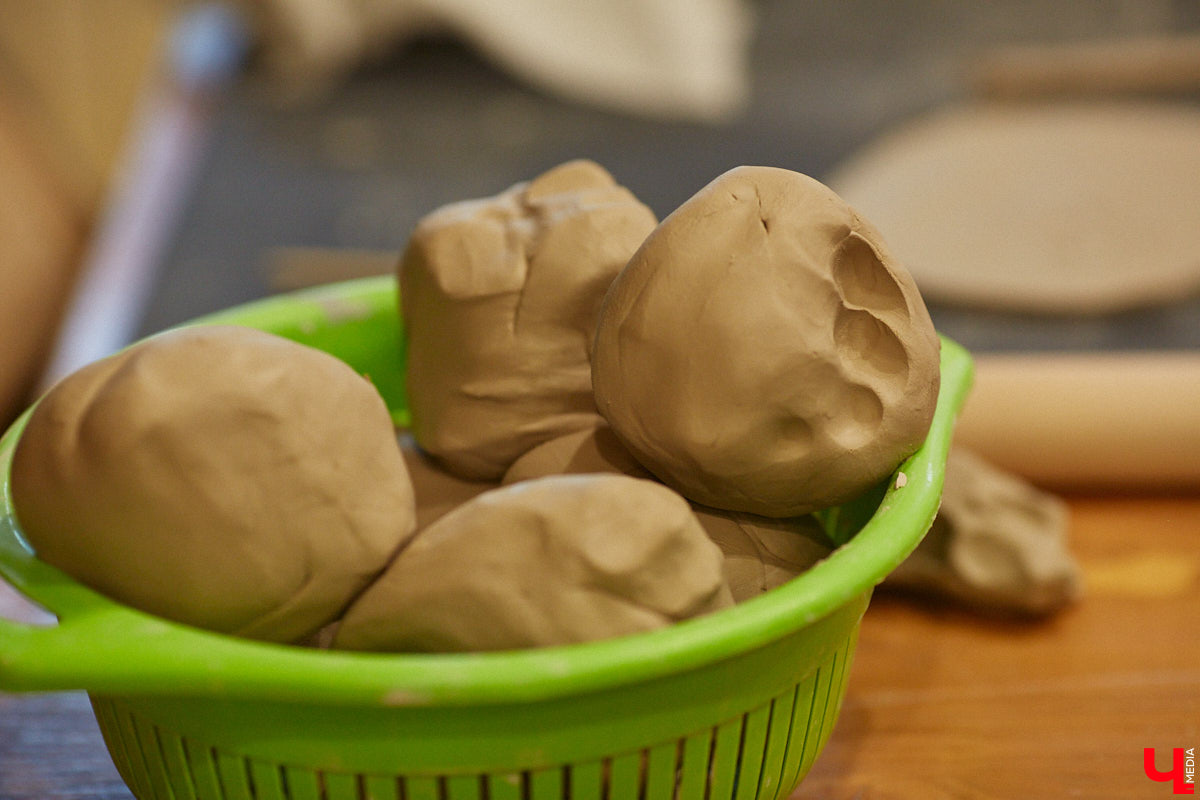 Вы давно погружались в какой-либо процесс с головой, забыв о обо всем на свете? Журналист «Ключ-Медиа» захотела окунуться в азы гончарного мастерства, чтобы оценить творческий процесс как средство для отдыха души и ума. Что из этого получилось — узнайте из нашего фоторепортажа.