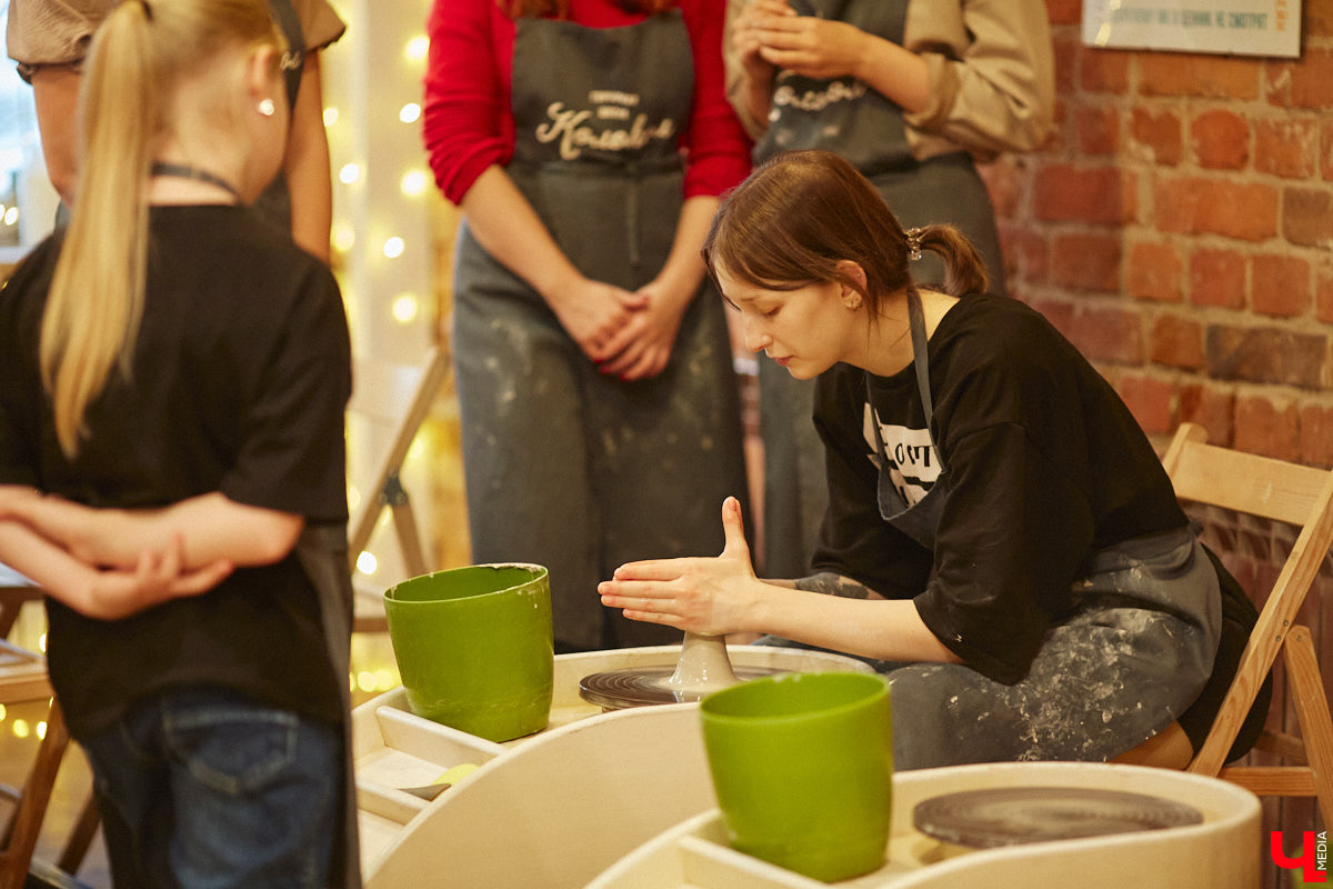 Вы давно погружались в какой-либо процесс с головой, забыв о обо всем на свете? Журналист «Ключ-Медиа» захотела окунуться в азы гончарного мастерства, чтобы оценить творческий процесс как средство для отдыха души и ума. Что из этого получилось — узнайте из нашего фоторепортажа.
