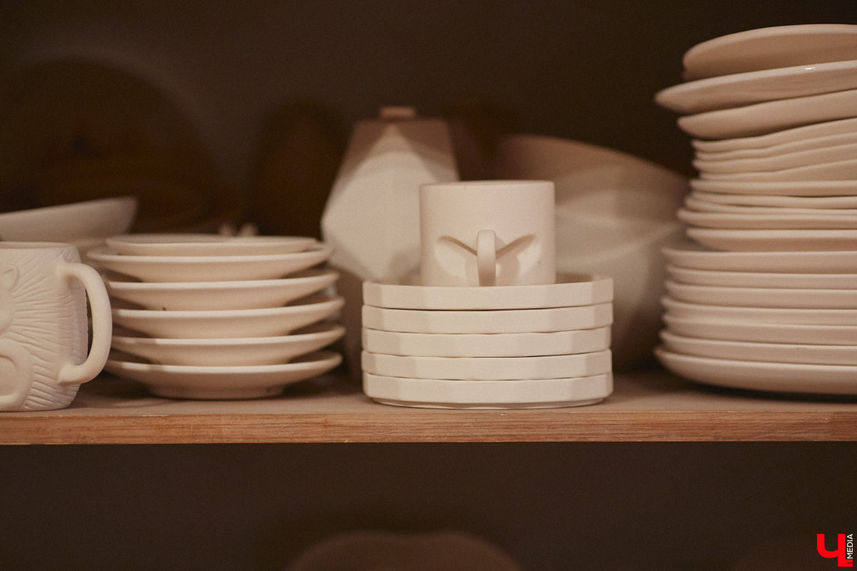 Вы давно погружались в какой-либо процесс с головой, забыв о обо всем на свете? Журналист «Ключ-Медиа» захотела окунуться в азы гончарного мастерства, чтобы оценить творческий процесс как средство для отдыха души и ума. Что из этого получилось — узнайте из нашего фоторепортажа.