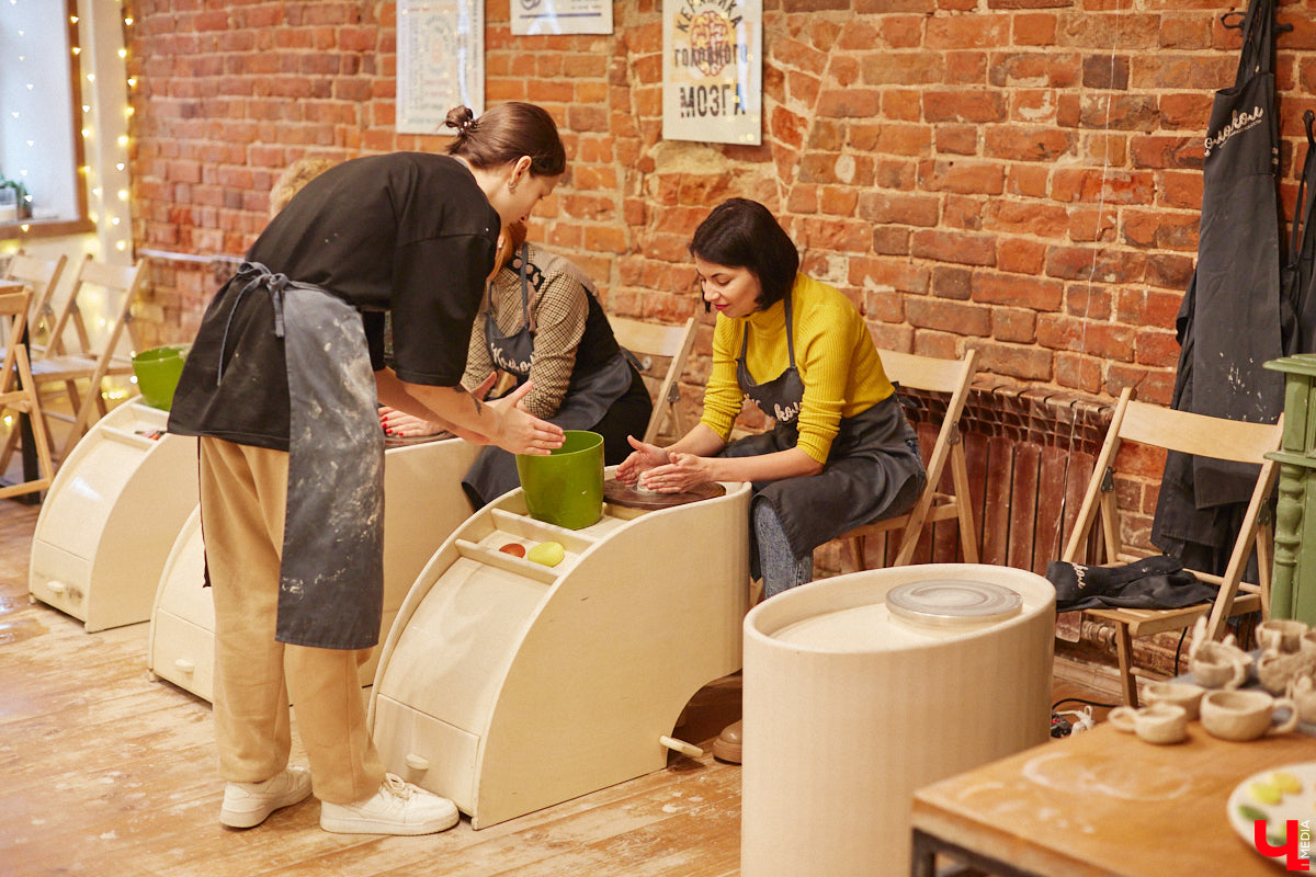 Вы давно погружались в какой-либо процесс с головой, забыв о обо всем на свете? Журналист «Ключ-Медиа» захотела окунуться в азы гончарного мастерства, чтобы оценить творческий процесс как средство для отдыха души и ума. Что из этого получилось — узнайте из нашего фоторепортажа.