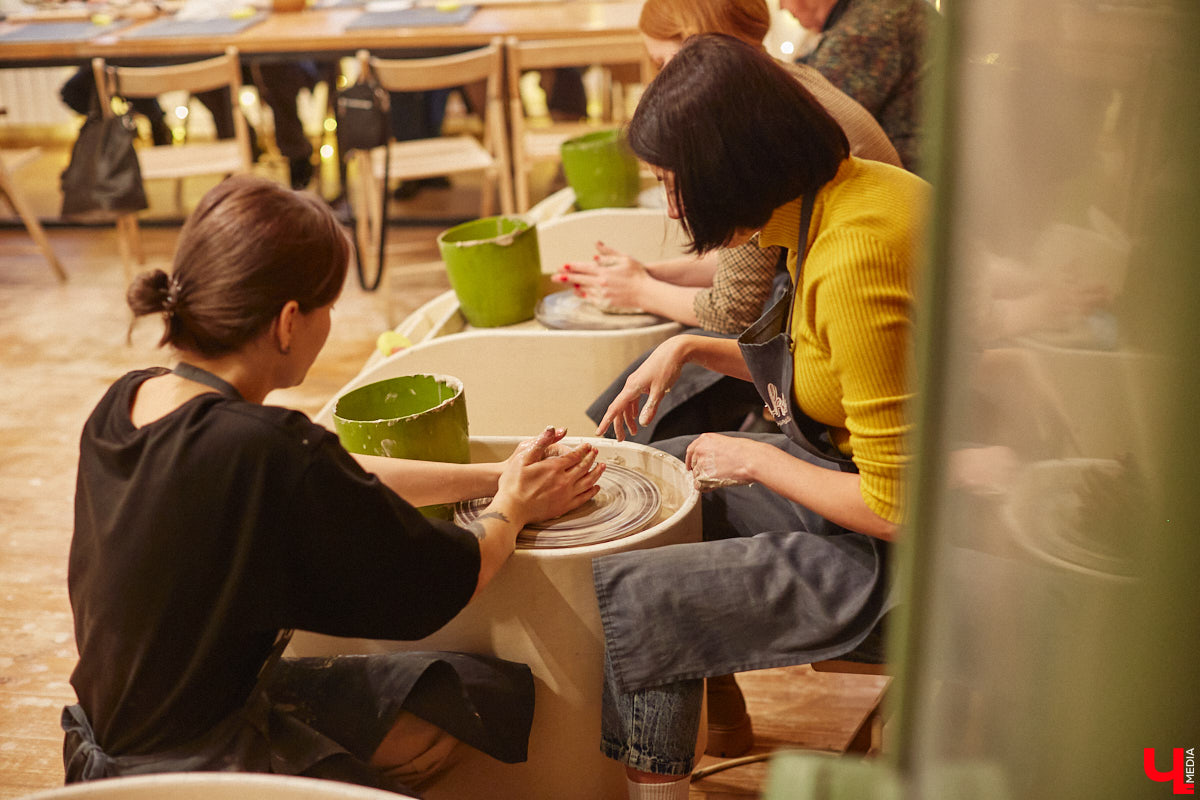Вы давно погружались в какой-либо процесс с головой, забыв о обо всем на свете? Журналист «Ключ-Медиа» захотела окунуться в азы гончарного мастерства, чтобы оценить творческий процесс как средство для отдыха души и ума. Что из этого получилось — узнайте из нашего фоторепортажа.