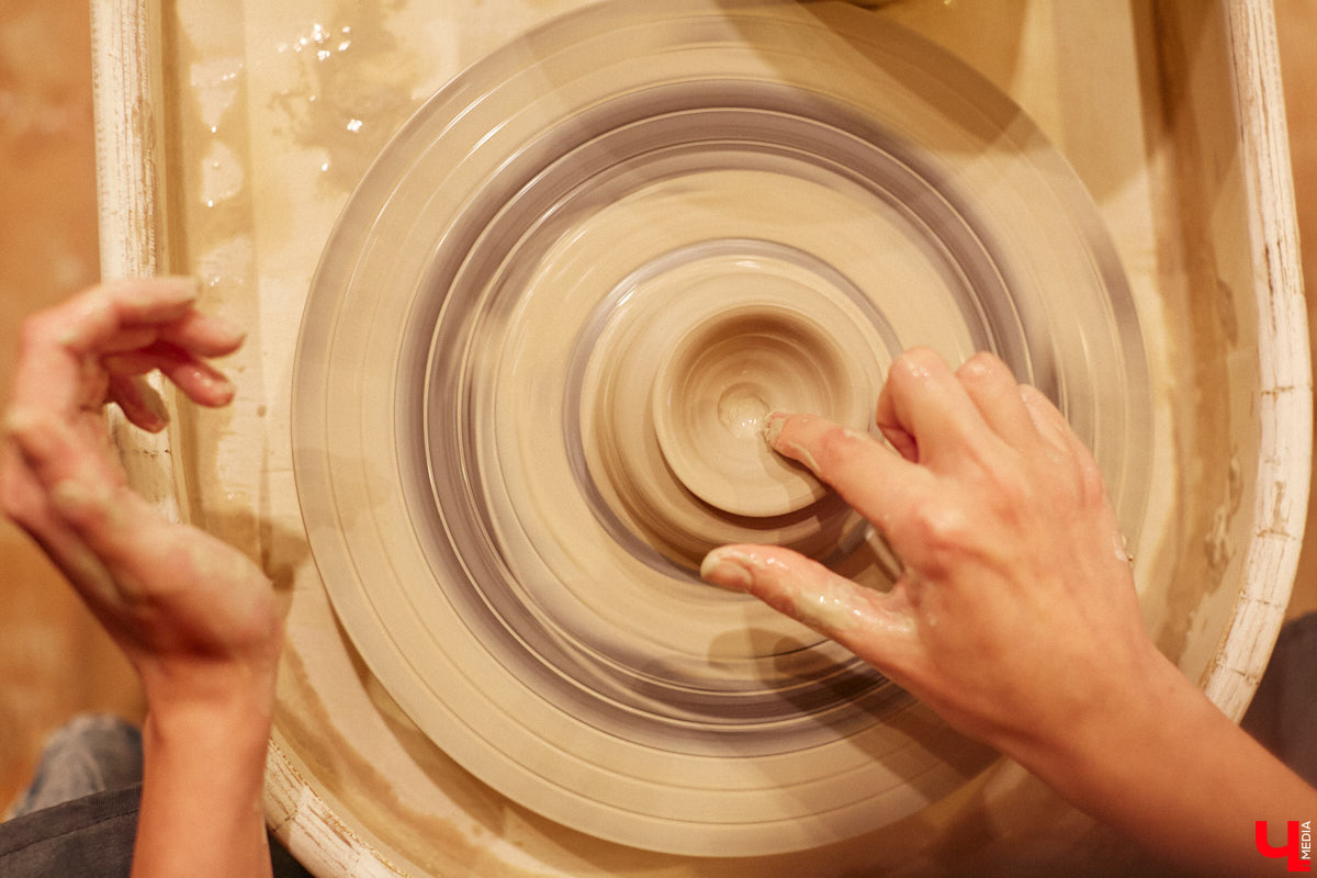 Вы давно погружались в какой-либо процесс с головой, забыв о обо всем на свете? Журналист «Ключ-Медиа» захотела окунуться в азы гончарного мастерства, чтобы оценить творческий процесс как средство для отдыха души и ума. Что из этого получилось — узнайте из нашего фоторепортажа.