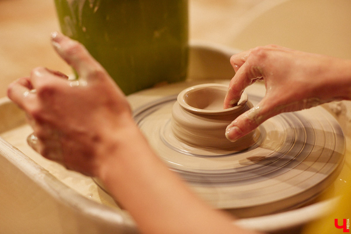 Вы давно погружались в какой-либо процесс с головой, забыв о обо всем на свете? Журналист «Ключ-Медиа» захотела окунуться в азы гончарного мастерства, чтобы оценить творческий процесс как средство для отдыха души и ума. Что из этого получилось — узнайте из нашего фоторепортажа.