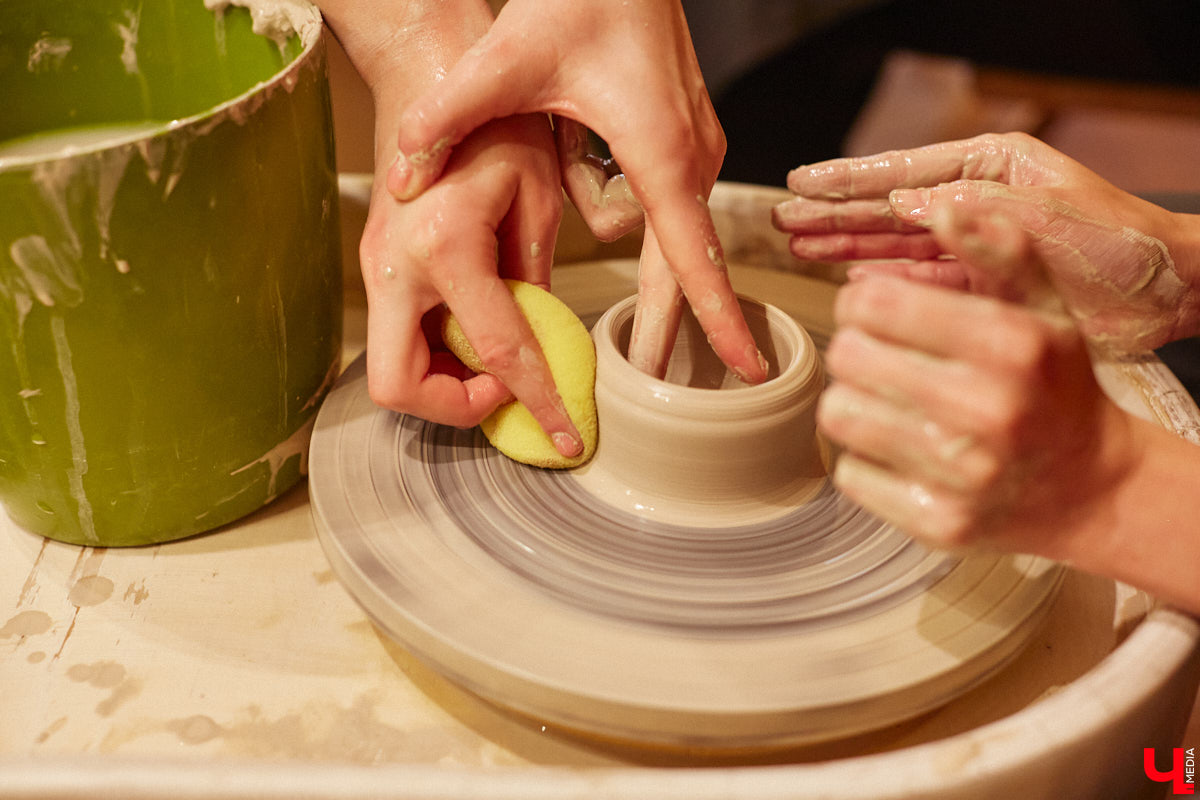 Вы давно погружались в какой-либо процесс с головой, забыв о обо всем на свете? Журналист «Ключ-Медиа» захотела окунуться в азы гончарного мастерства, чтобы оценить творческий процесс как средство для отдыха души и ума. Что из этого получилось — узнайте из нашего фоторепортажа.