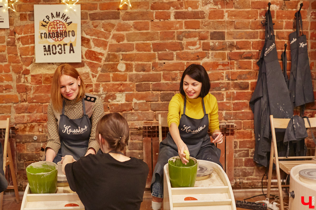 Вы давно погружались в какой-либо процесс с головой, забыв о обо всем на свете? Журналист «Ключ-Медиа» захотела окунуться в азы гончарного мастерства, чтобы оценить творческий процесс как средство для отдыха души и ума. Что из этого получилось — узнайте из нашего фоторепортажа.