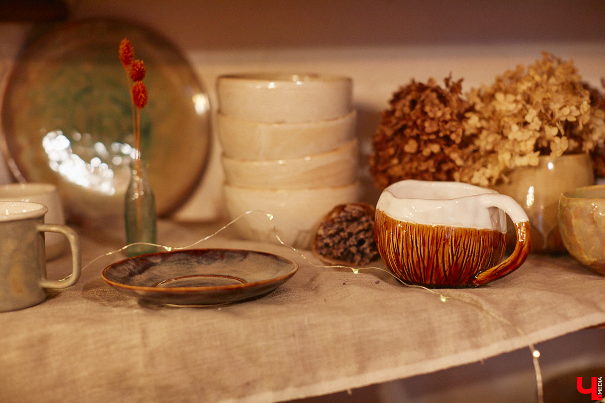 Вы давно погружались в какой-либо процесс с головой, забыв о обо всем на свете? Журналист «Ключ-Медиа» захотела окунуться в азы гончарного мастерства, чтобы оценить творческий процесс как средство для отдыха души и ума. Что из этого получилось — узнайте из нашего фоторепортажа.