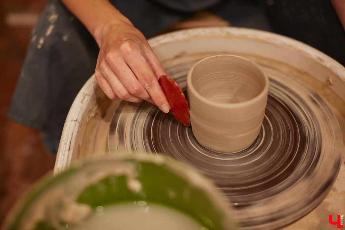 Вы давно погружались в какой-либо процесс с головой, забыв о обо всем на свете? Журналист «Ключ-Медиа» захотела окунуться в азы гончарного мастерства, чтобы оценить творческий процесс как средство для отдыха души и ума. Что из этого получилось — узнайте из нашего фоторепортажа.