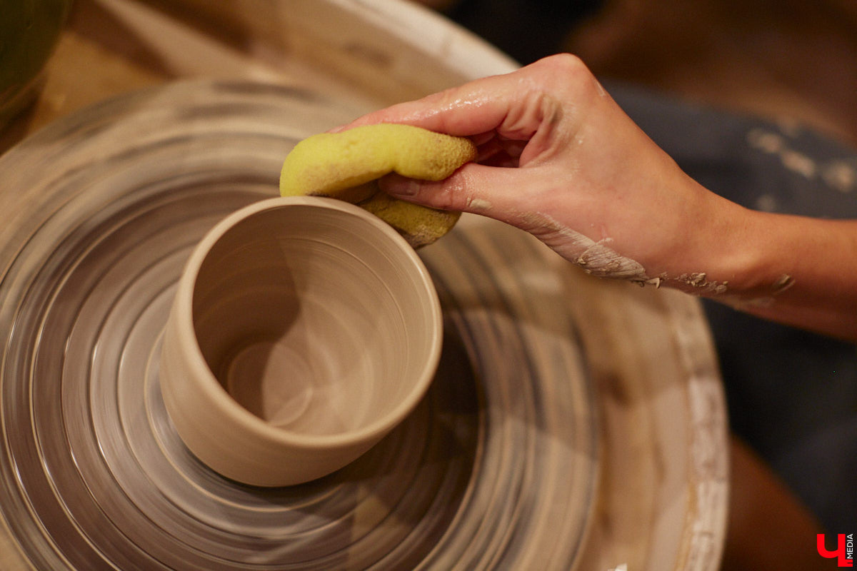 Вы давно погружались в какой-либо процесс с головой, забыв о обо всем на свете? Журналист «Ключ-Медиа» захотела окунуться в азы гончарного мастерства, чтобы оценить творческий процесс как средство для отдыха души и ума. Что из этого получилось — узнайте из нашего фоторепортажа.