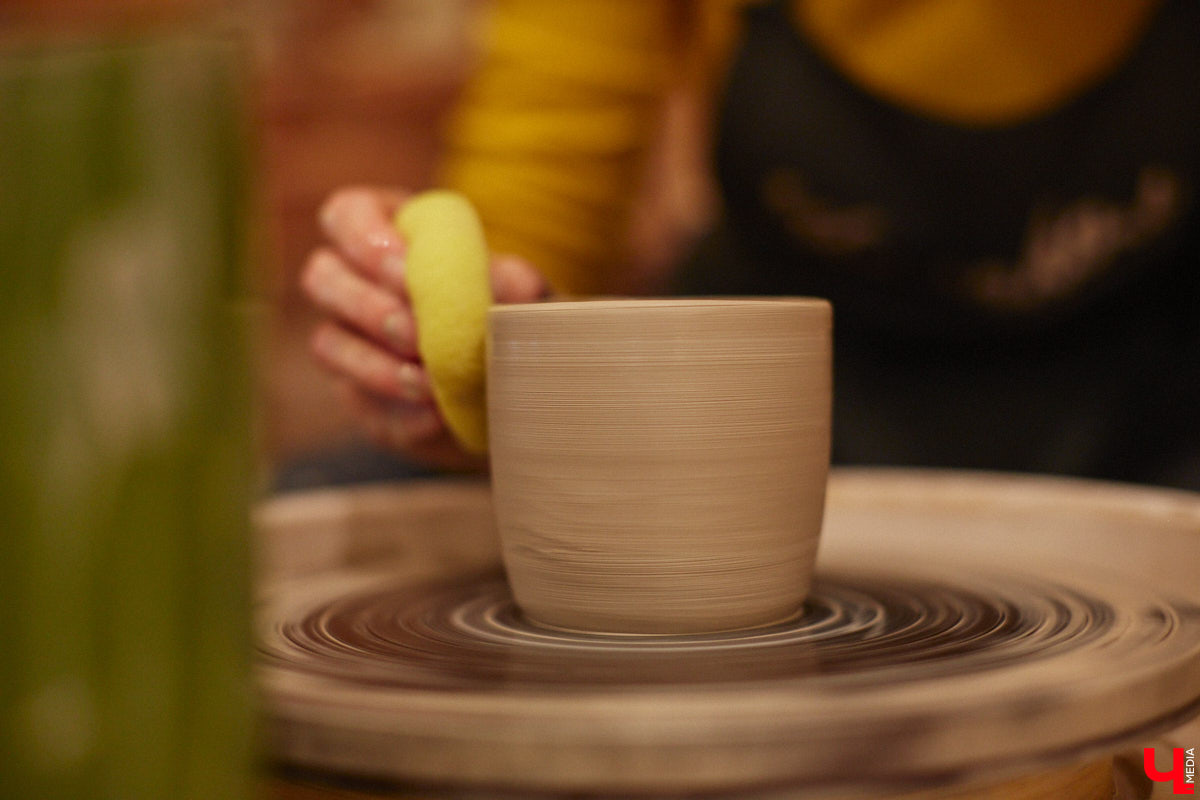 Вы давно погружались в какой-либо процесс с головой, забыв о обо всем на свете? Журналист «Ключ-Медиа» захотела окунуться в азы гончарного мастерства, чтобы оценить творческий процесс как средство для отдыха души и ума. Что из этого получилось — узнайте из нашего фоторепортажа.