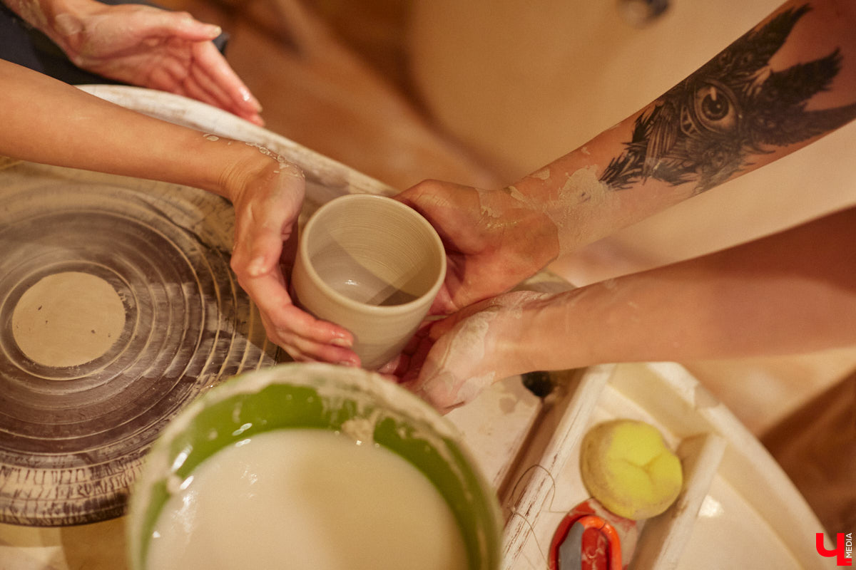 Вы давно погружались в какой-либо процесс с головой, забыв о обо всем на свете? Журналист «Ключ-Медиа» захотела окунуться в азы гончарного мастерства, чтобы оценить творческий процесс как средство для отдыха души и ума. Что из этого получилось — узнайте из нашего фоторепортажа.