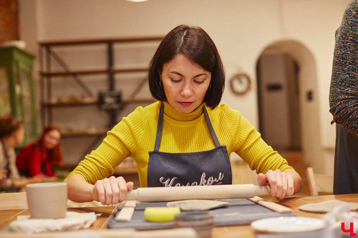 Вы давно погружались в какой-либо процесс с головой, забыв о обо всем на свете? Журналист «Ключ-Медиа» захотела окунуться в азы гончарного мастерства, чтобы оценить творческий процесс как средство для отдыха души и ума. Что из этого получилось — узнайте из нашего фоторепортажа.