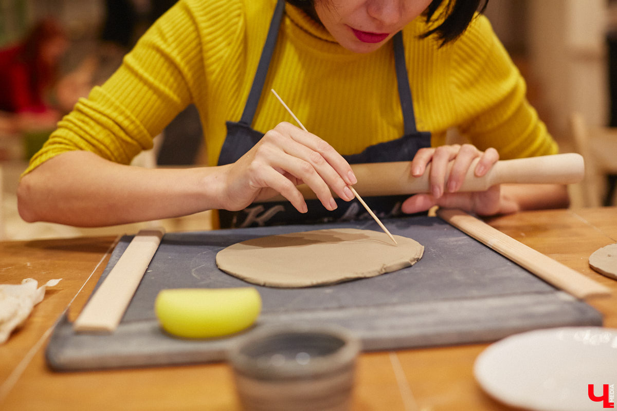 Вы давно погружались в какой-либо процесс с головой, забыв о обо всем на свете? Журналист «Ключ-Медиа» захотела окунуться в азы гончарного мастерства, чтобы оценить творческий процесс как средство для отдыха души и ума. Что из этого получилось — узнайте из нашего фоторепортажа.