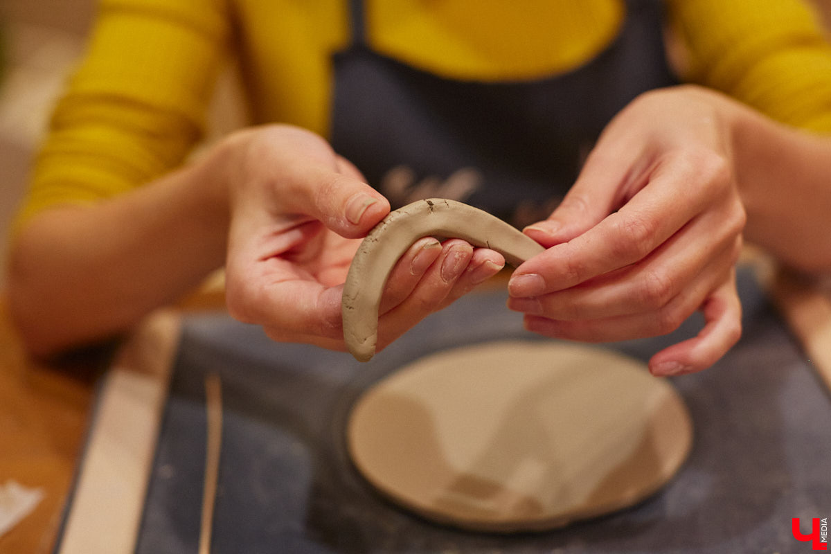 Вы давно погружались в какой-либо процесс с головой, забыв о обо всем на свете? Журналист «Ключ-Медиа» захотела окунуться в азы гончарного мастерства, чтобы оценить творческий процесс как средство для отдыха души и ума. Что из этого получилось — узнайте из нашего фоторепортажа.