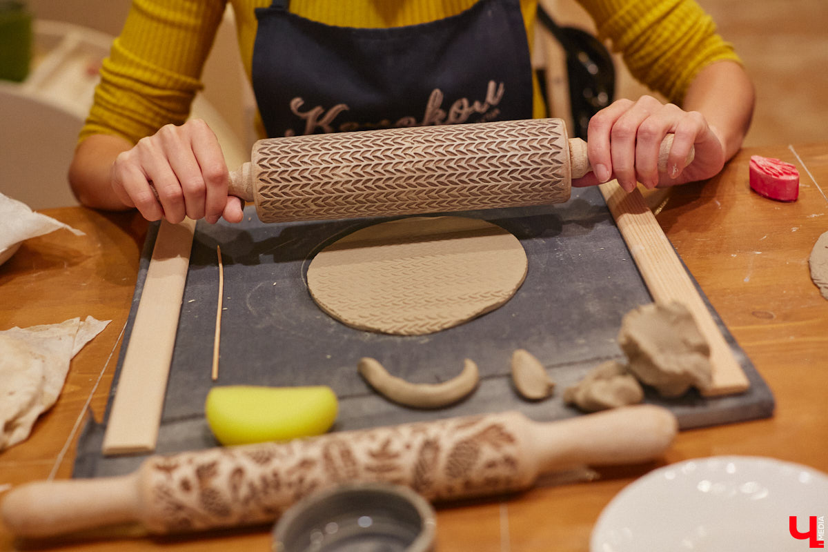 Вы давно погружались в какой-либо процесс с головой, забыв о обо всем на свете? Журналист «Ключ-Медиа» захотела окунуться в азы гончарного мастерства, чтобы оценить творческий процесс как средство для отдыха души и ума. Что из этого получилось — узнайте из нашего фоторепортажа.