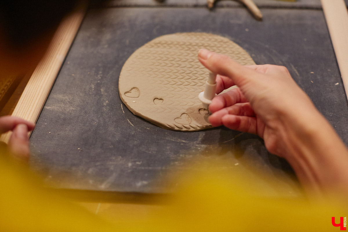 Вы давно погружались в какой-либо процесс с головой, забыв о обо всем на свете? Журналист «Ключ-Медиа» захотела окунуться в азы гончарного мастерства, чтобы оценить творческий процесс как средство для отдыха души и ума. Что из этого получилось — узнайте из нашего фоторепортажа.