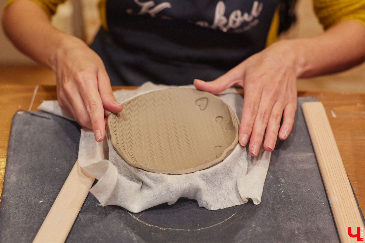 Вы давно погружались в какой-либо процесс с головой, забыв о обо всем на свете? Журналист «Ключ-Медиа» захотела окунуться в азы гончарного мастерства, чтобы оценить творческий процесс как средство для отдыха души и ума. Что из этого получилось — узнайте из нашего фоторепортажа.