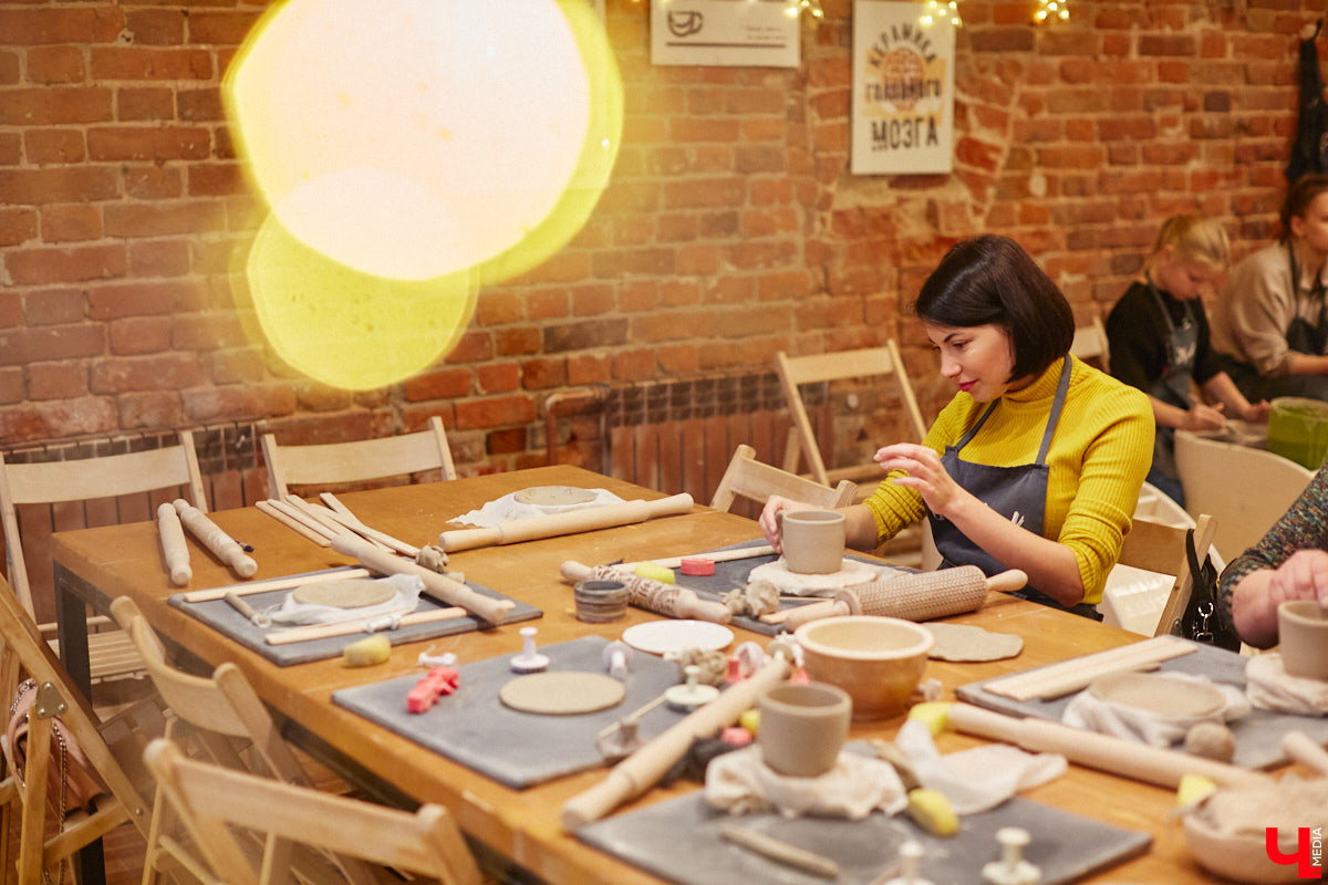 Вы давно погружались в какой-либо процесс с головой, забыв о обо всем на свете? Журналист «Ключ-Медиа» захотела окунуться в азы гончарного мастерства, чтобы оценить творческий процесс как средство для отдыха души и ума. Что из этого получилось — узнайте из нашего фоторепортажа.