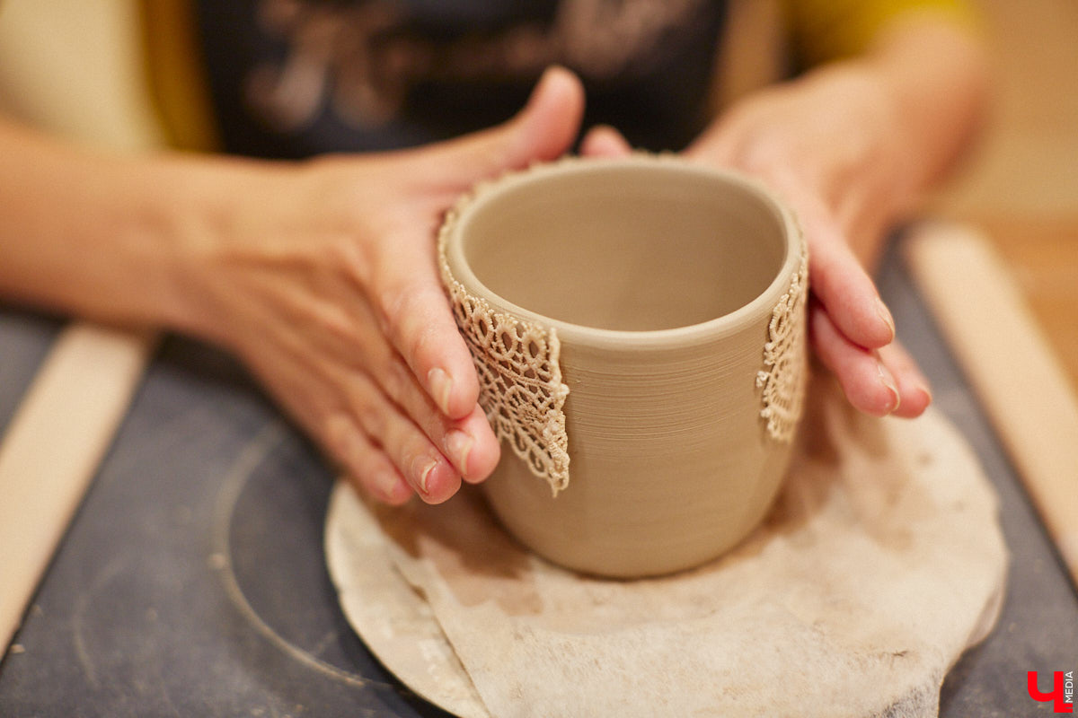 Вы давно погружались в какой-либо процесс с головой, забыв о обо всем на свете? Журналист «Ключ-Медиа» захотела окунуться в азы гончарного мастерства, чтобы оценить творческий процесс как средство для отдыха души и ума. Что из этого получилось — узнайте из нашего фоторепортажа.