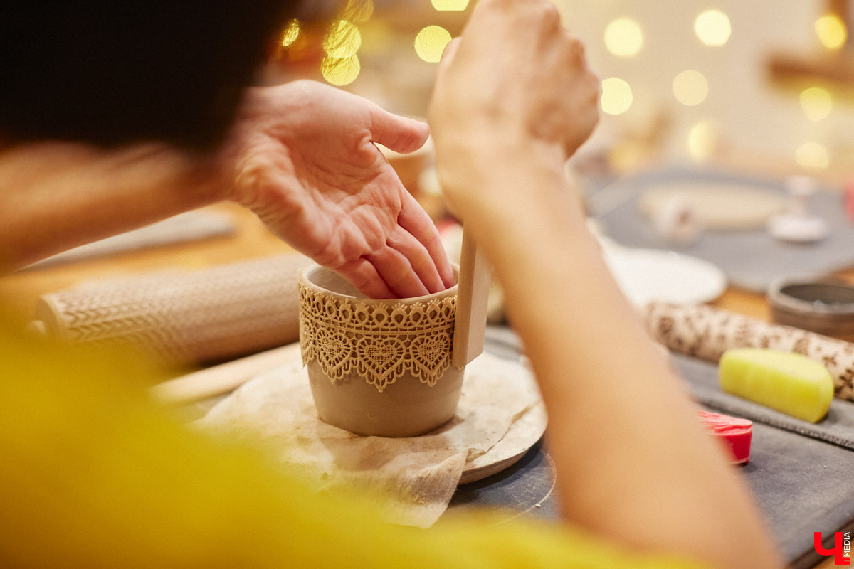 Вы давно погружались в какой-либо процесс с головой, забыв о обо всем на свете? Журналист «Ключ-Медиа» захотела окунуться в азы гончарного мастерства, чтобы оценить творческий процесс как средство для отдыха души и ума. Что из этого получилось — узнайте из нашего фоторепортажа.
