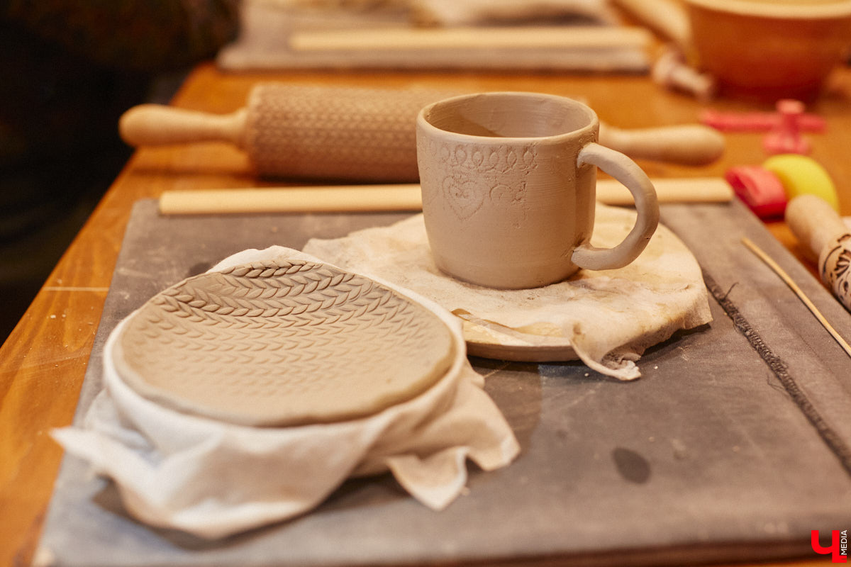 Вы давно погружались в какой-либо процесс с головой, забыв о обо всем на свете? Журналист «Ключ-Медиа» захотела окунуться в азы гончарного мастерства, чтобы оценить творческий процесс как средство для отдыха души и ума. Что из этого получилось — узнайте из нашего фоторепортажа.
