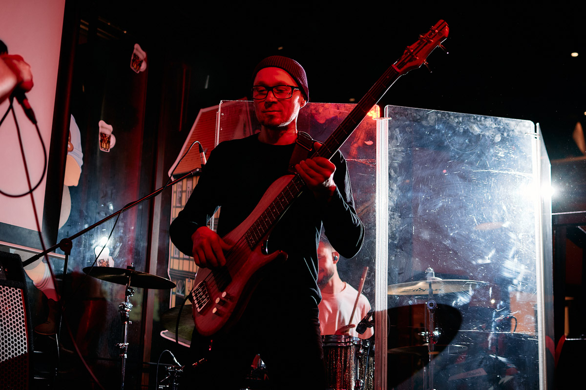 Александр Аладышев хорошо известен не только в нашем городе, но и далеко за его пределами как талантливый актер театра и кино, артист мюзикла. В его активе работа во Владимирском академическом театре драмы, московском драматическом театре под руководством Армена Джигарханяна, создание Театрального товарищества «Завод», который наделал немало шума в мире искусства. Но Александр куда больше, чем актер и режиссер. Еще он певец и композитор, основатель группы Love Rocket, у которой вчера состоялся концерт.