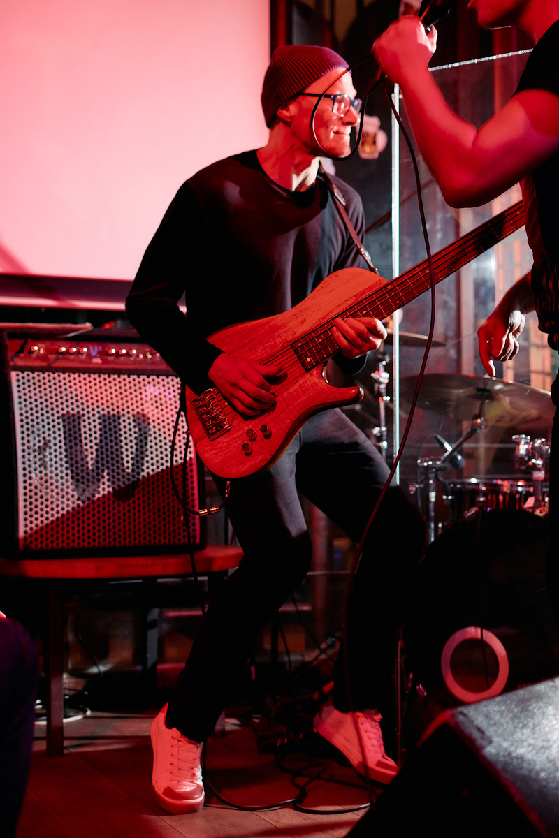 Александр Аладышев хорошо известен не только в нашем городе, но и далеко за его пределами как талантливый актер театра и кино, артист мюзикла. В его активе работа во Владимирском академическом театре драмы, московском драматическом театре под руководством Армена Джигарханяна, создание Театрального товарищества «Завод», который наделал немало шума в мире искусства. Но Александр куда больше, чем актер и режиссер. Еще он певец и композитор, основатель группы Love Rocket, у которой вчера состоялся концерт.