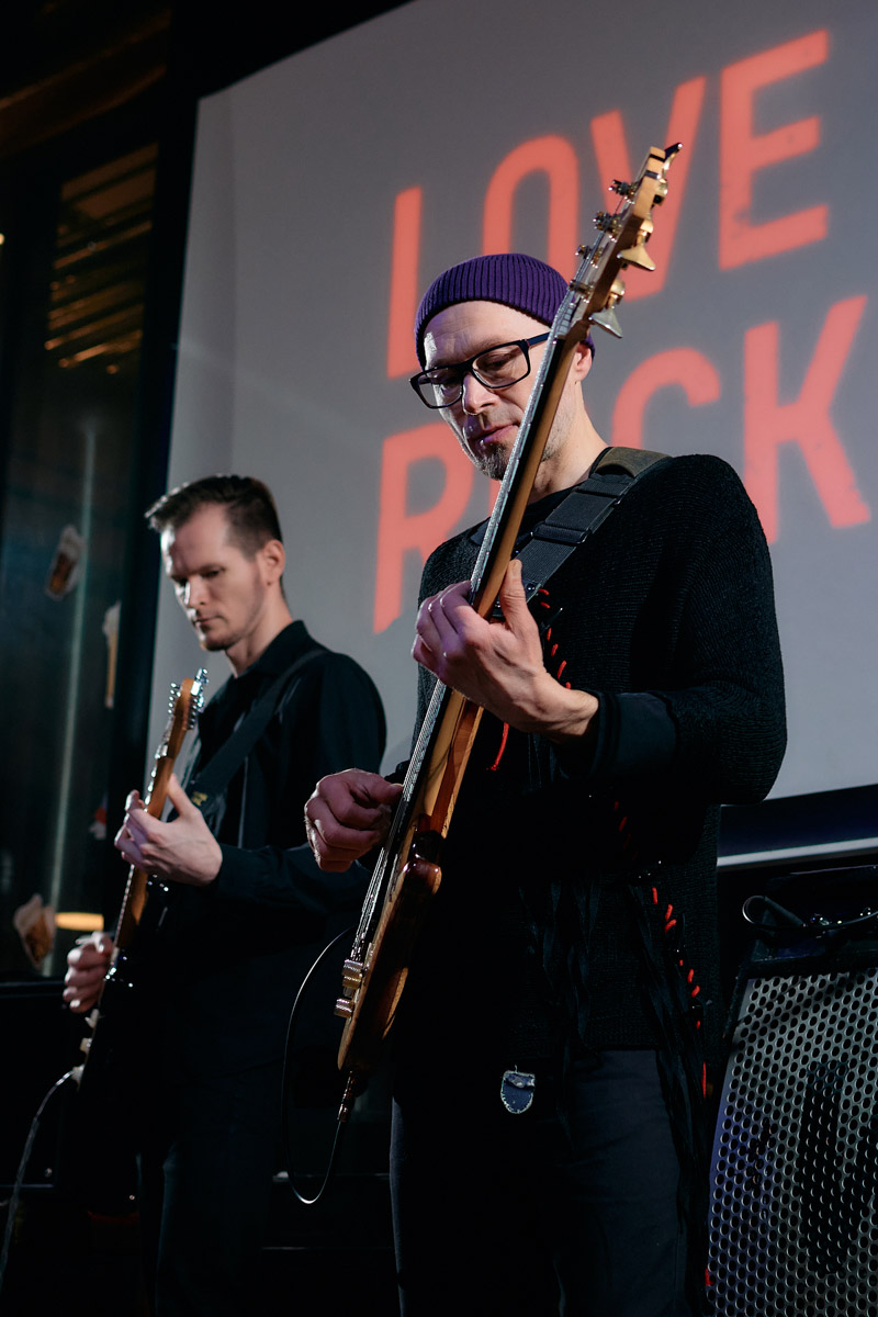 Александр Аладышев хорошо известен не только в нашем городе, но и далеко за его пределами как талантливый актер театра и кино, артист мюзикла. В его активе работа во Владимирском академическом театре драмы, московском драматическом театре под руководством Армена Джигарханяна, создание Театрального товарищества «Завод», который наделал немало шума в мире искусства. Но Александр куда больше, чем актер и режиссер. Еще он певец и композитор, основатель группы Love Rocket, у которой вчера состоялся концерт.