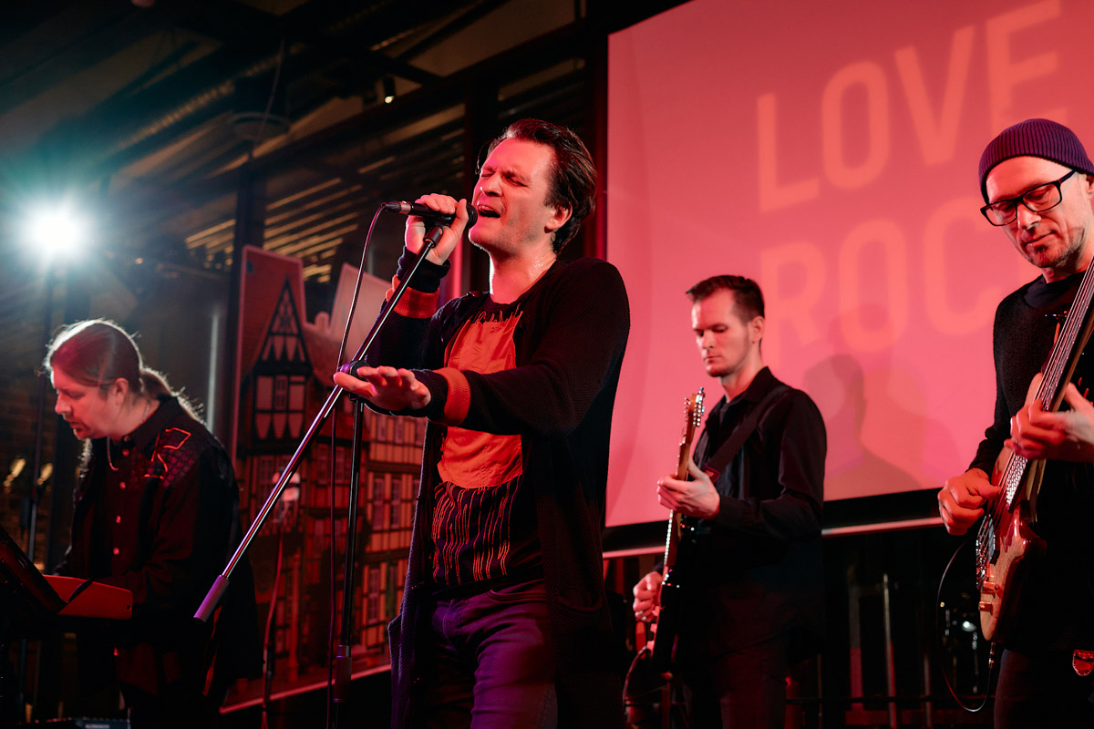 Александр Аладышев хорошо известен не только в нашем городе, но и далеко за его пределами как талантливый актер театра и кино, артист мюзикла. В его активе работа во Владимирском академическом театре драмы, московском драматическом театре под руководством Армена Джигарханяна, создание Театрального товарищества «Завод», который наделал немало шума в мире искусства. Но Александр куда больше, чем актер и режиссер. Еще он певец и композитор, основатель группы Love Rocket, у которой вчера состоялся концерт.