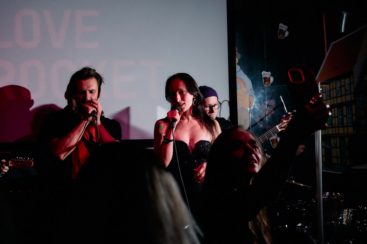 Александр Аладышев хорошо известен не только в нашем городе, но и далеко за его пределами как талантливый актер театра и кино, артист мюзикла. В его активе работа во Владимирском академическом театре драмы, московском драматическом театре под руководством Армена Джигарханяна, создание Театрального товарищества «Завод», который наделал немало шума в мире искусства. Но Александр куда больше, чем актер и режиссер. Еще он певец и композитор, основатель группы Love Rocket, у которой вчера состоялся концерт.